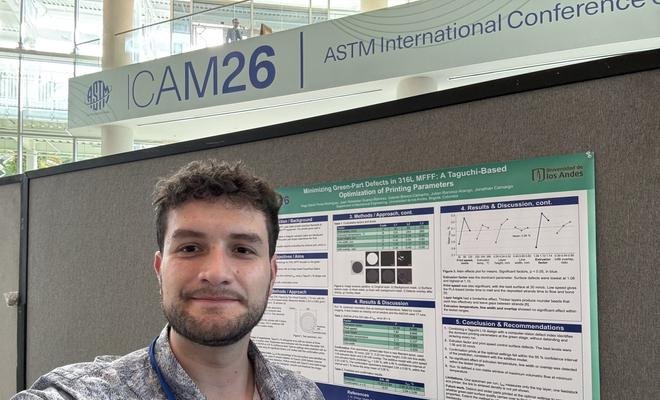 Hugo David Flórez junto al póster del laboratorio en ICAM 2026
