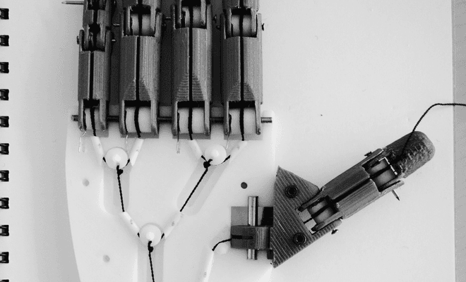 Prototipo impreso de la mano con el recorrido de los tendones
