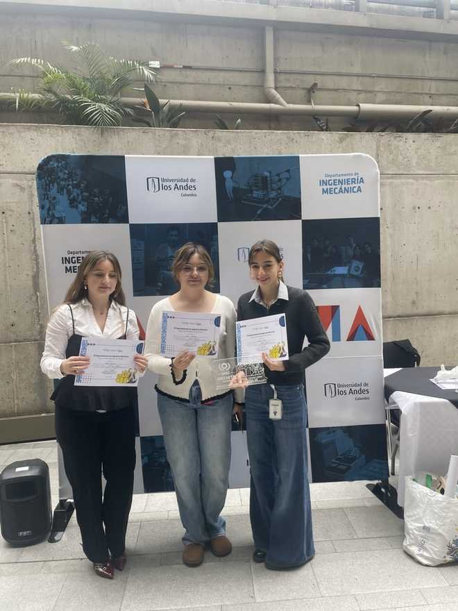 Equipo del pez blando con sus diplomas de ganadoras de Feria Transforma