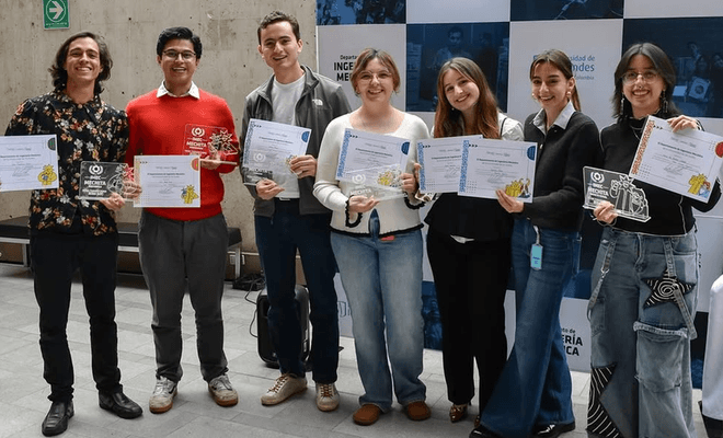 Estudiantes ganadores de Feria Transforma 2026-1 con sus diplomas frente al pendón del Departamento de Ingeniería Mecánica