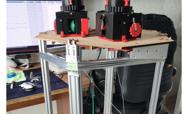 Robot continuo paralelo de tres varillas sobre su estructura de soporte