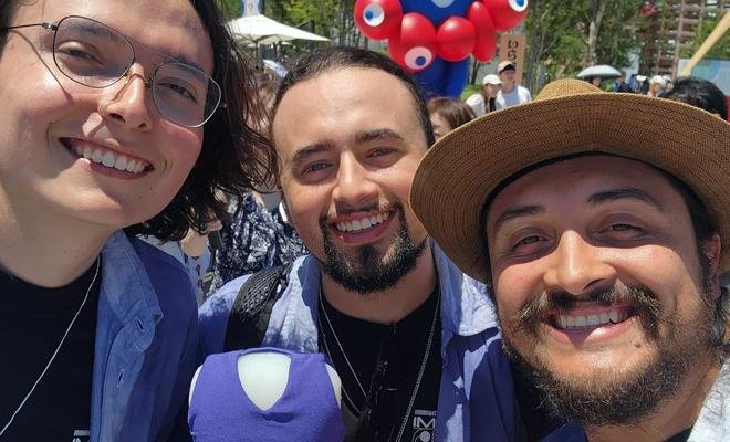 Integrantes del equipo de RobioLab con el maniquí Forma en la Expo 2025 Osaka