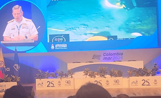 El Almirante Juan Ricardo Rozo Obregón presentando imágenes de un ROV en Colombiamar 2025